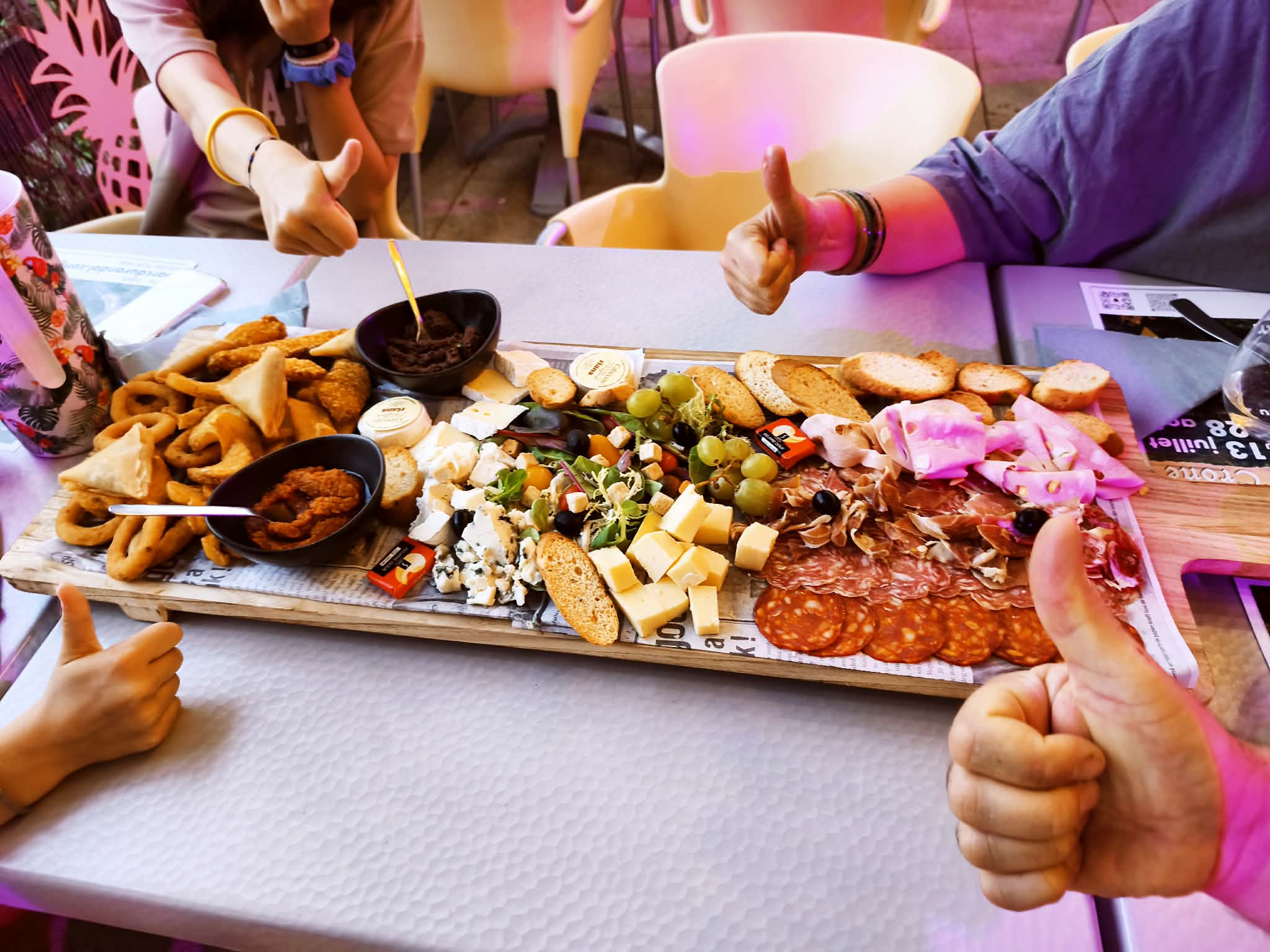 Planche de Tapas de groupe Kamea Club la Gironie Turenne Corrèze Chambre Twin Kamea Club La Gironie